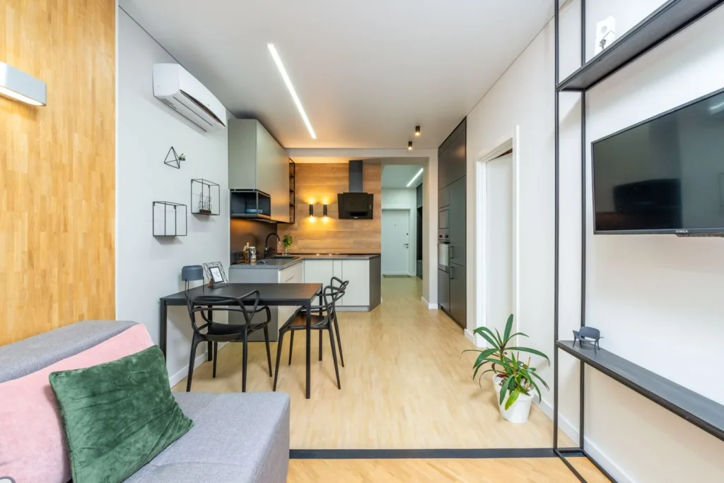 Apartamento remodelado com sala e cozinha em open space