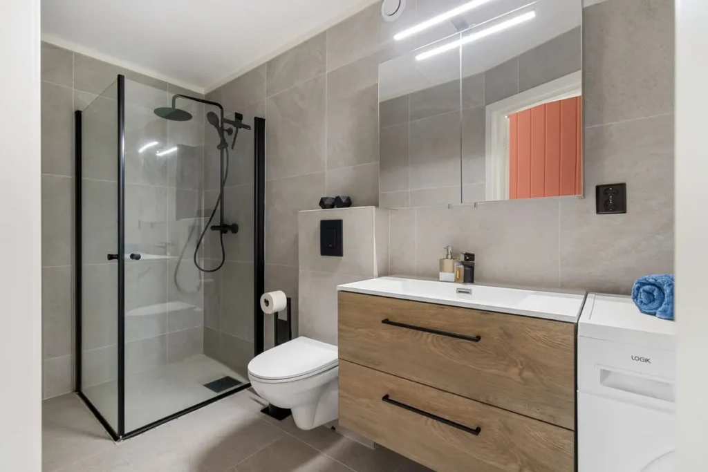 Casa de banho moderna com base de duche em vidro